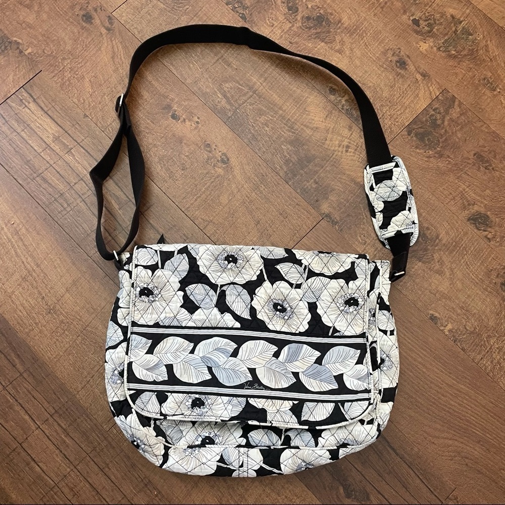 🎉🛍❤️HOST PICK!!🎉❤️🛍Vera Bradley black white messenger bag - Picture 1 of 6